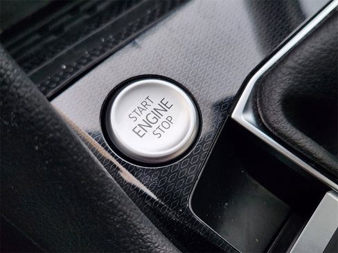 Used 2025 Volkswagen Taos SE image 16