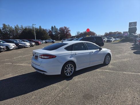 Used 2017 Ford Fusion SE FWD image 3