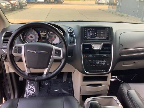 Used 2015 Chrysler Town & Country Touring-L w/ Driver Convenience Group FWD image 15