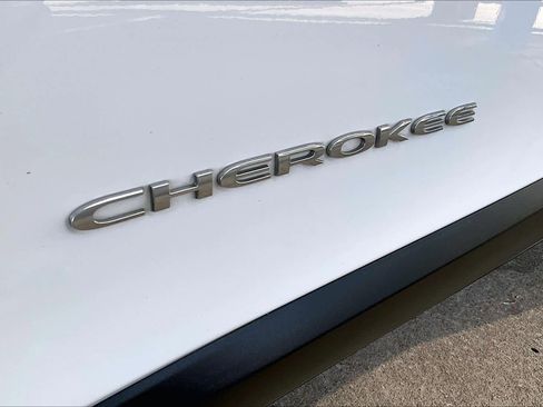 Used 2019 Jeep Cherokee Limited image 31