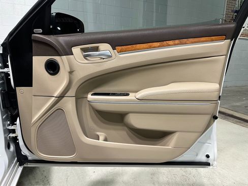 Used 2013 Chrysler 300 C w/ Light Group image 9