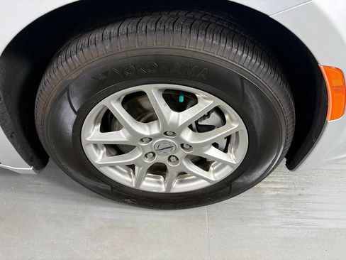 Used 2024 Chrysler Pacifica Touring-L FWD image 11