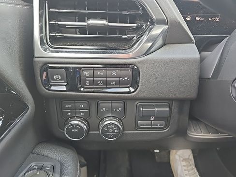 Used 2025 GMC Yukon XL Denali w/ Denali Reserve Package image 25