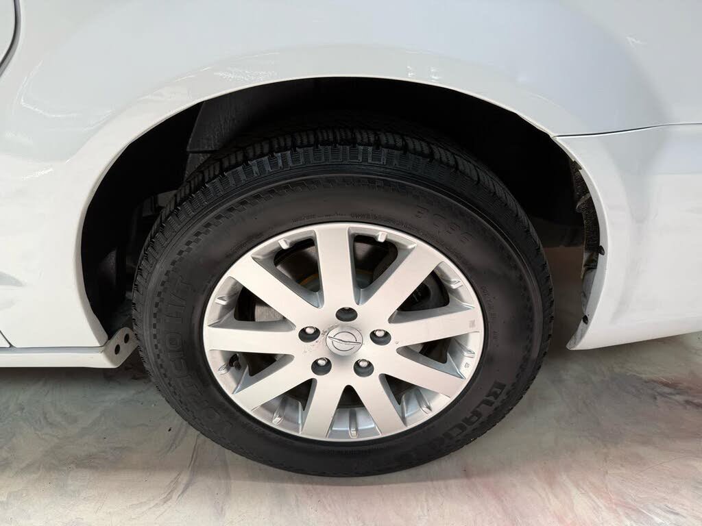 Used 2014 Chrysler Town & Country Touring FWD image 33