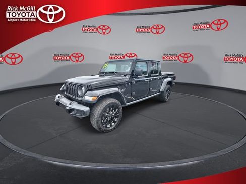 Used 2025 Jeep Gladiator Sport AWD/4WD image 4