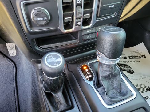 Used 2023 Jeep Gladiator Sport AWD/4WD image 18