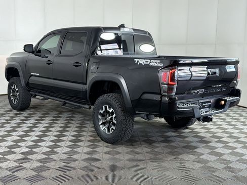 Used 2017 Toyota Tacoma TRD Off-Road image 3