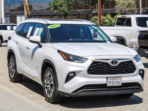 Used 2023 Toyota Highlander XLE FWD image 3