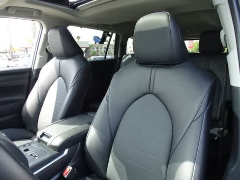 Used 2025 Toyota Highlander XLE FWD image 19