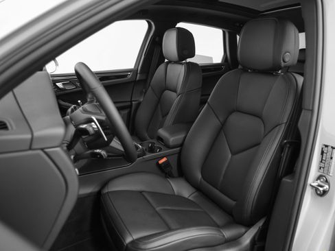 Certified 2026 Porsche Macan AWD/4WD image 5