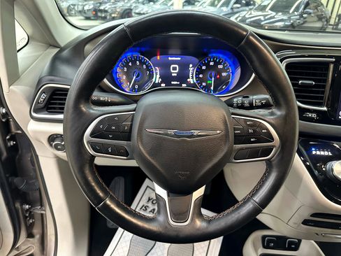 Used 2018 Chrysler Pacifica Touring-L Plus image 22