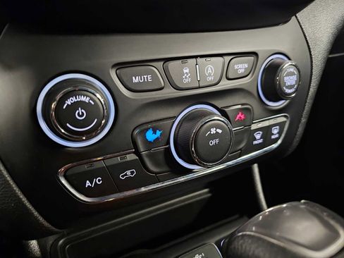 Used 2020 Jeep Cherokee Latitude image 17