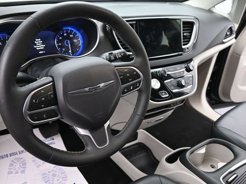 Used 2024 Chrysler Pacifica Touring-L FWD image 16