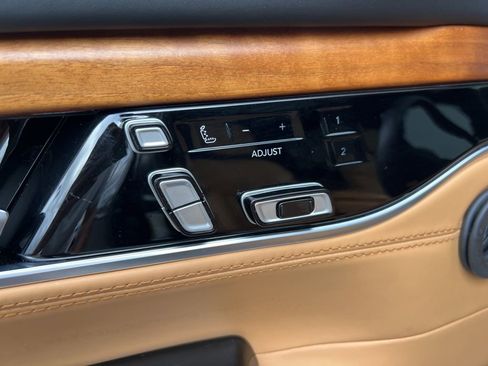 Used 2023 Jeep Grand Wagoneer Series III AWD/4WD image 12