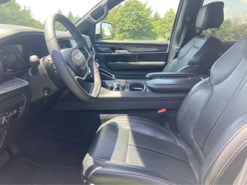Used 2022 Jeep Wagoneer Series III AWD/4WD image 3