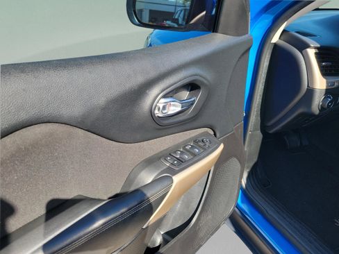 Used 2018 Jeep Cherokee Latitude w/ Altitude Package image 6