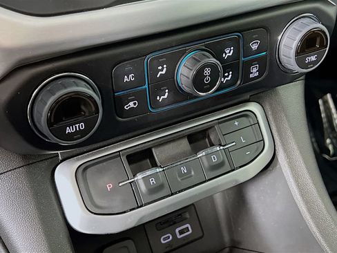 Used 2023 GMC Acadia SLT w/ Trailering Package AWD/4WD image 17