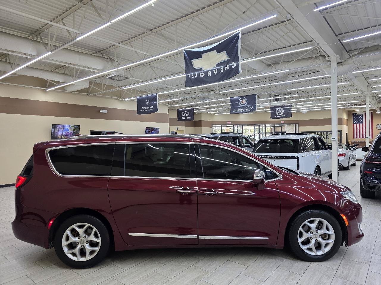 Used 2020 Chrysler Pacifica Limited w/ Advanced Safetytec Group FWD image 5