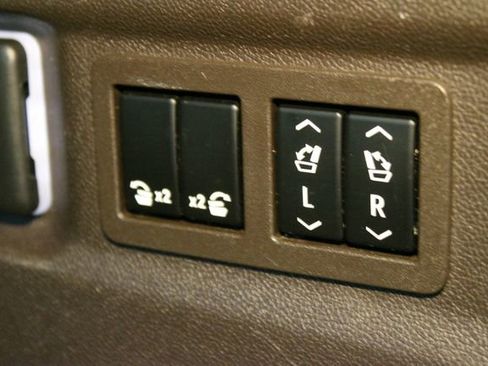 Used 2023 Chevrolet Suburban Z71 w/ Luxury Package AWD/4WD image 19