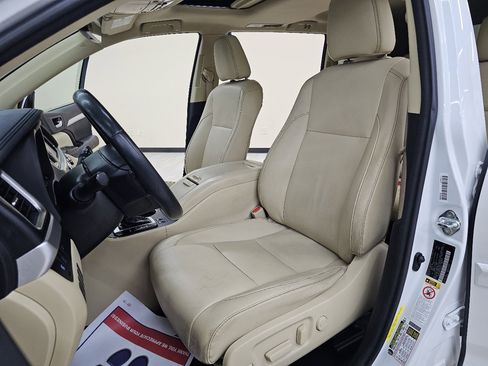 Used 2018 Toyota Highlander XLE image 18