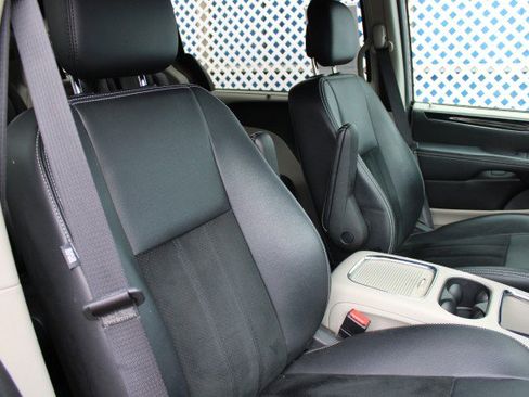 Used 2017 Dodge Grand Caravan SXT FWD image 16