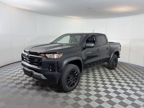 Used 2025 Chevrolet Colorado Trail Boss AWD/4WD image 2