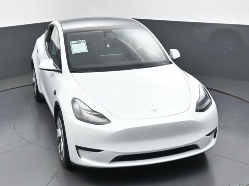 Used 2023 Tesla Model Y Long Range AWD/4WD image 41