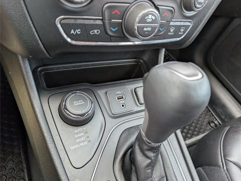Used 2019 Jeep Cherokee Latitude Plus w/ Comfort/Convenience Group AWD/4WD image 27