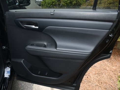 Used 2023 Toyota Highlander XLE FWD image 20
