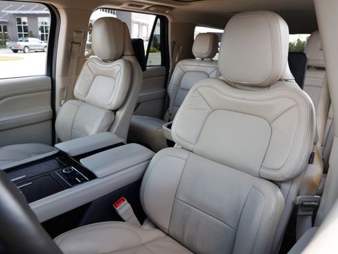 Used 2021 Lincoln Navigator L Reserve image 9