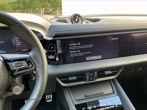 Certified 2025 Porsche Macan Electric image 10