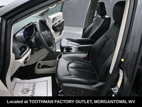 Used 2023 Chrysler Pacifica Touring-L FWD image 14