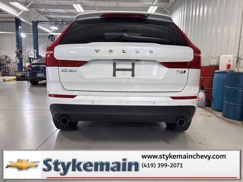 Used 2018 Volvo XC60 T6 Momentum w/ Convenience Package image 11