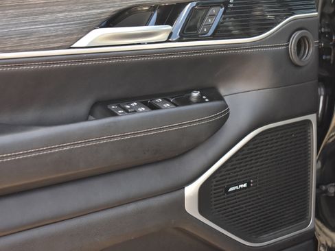 Used 2024 Jeep Wagoneer L Series II w/ Premium Group I image 27