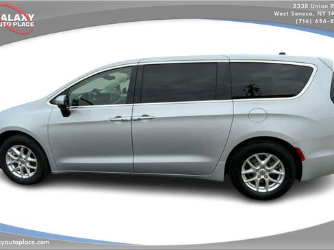 Used 2023 Chrysler Pacifica Touring-L FWD image 8