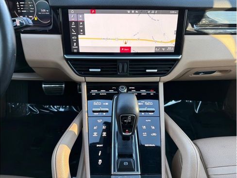 Used 2020 Porsche Cayenne S image 18