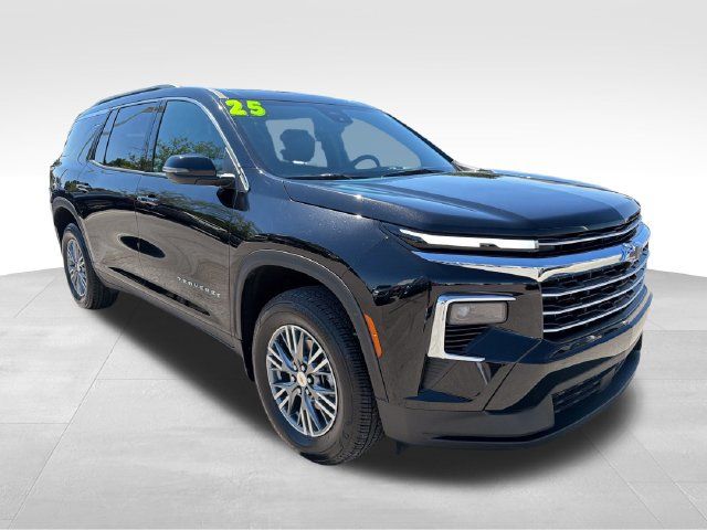 Used 2025 Chevrolet Traverse LT FWD image 1