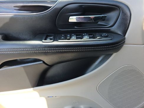 Used 2018 Dodge Grand Caravan SXT w/ Rear Park Assist Package FWD image 13