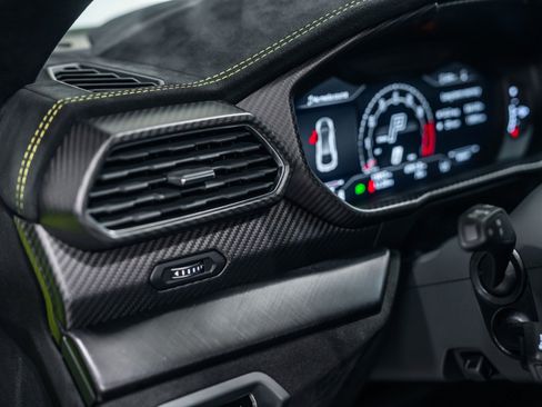 Used 2024 Lamborghini Urus Performante AWD/4WD image 19