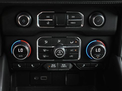 Used 2022 Chevrolet Tahoe LT w/ Luxury Package AWD/4WD image 18