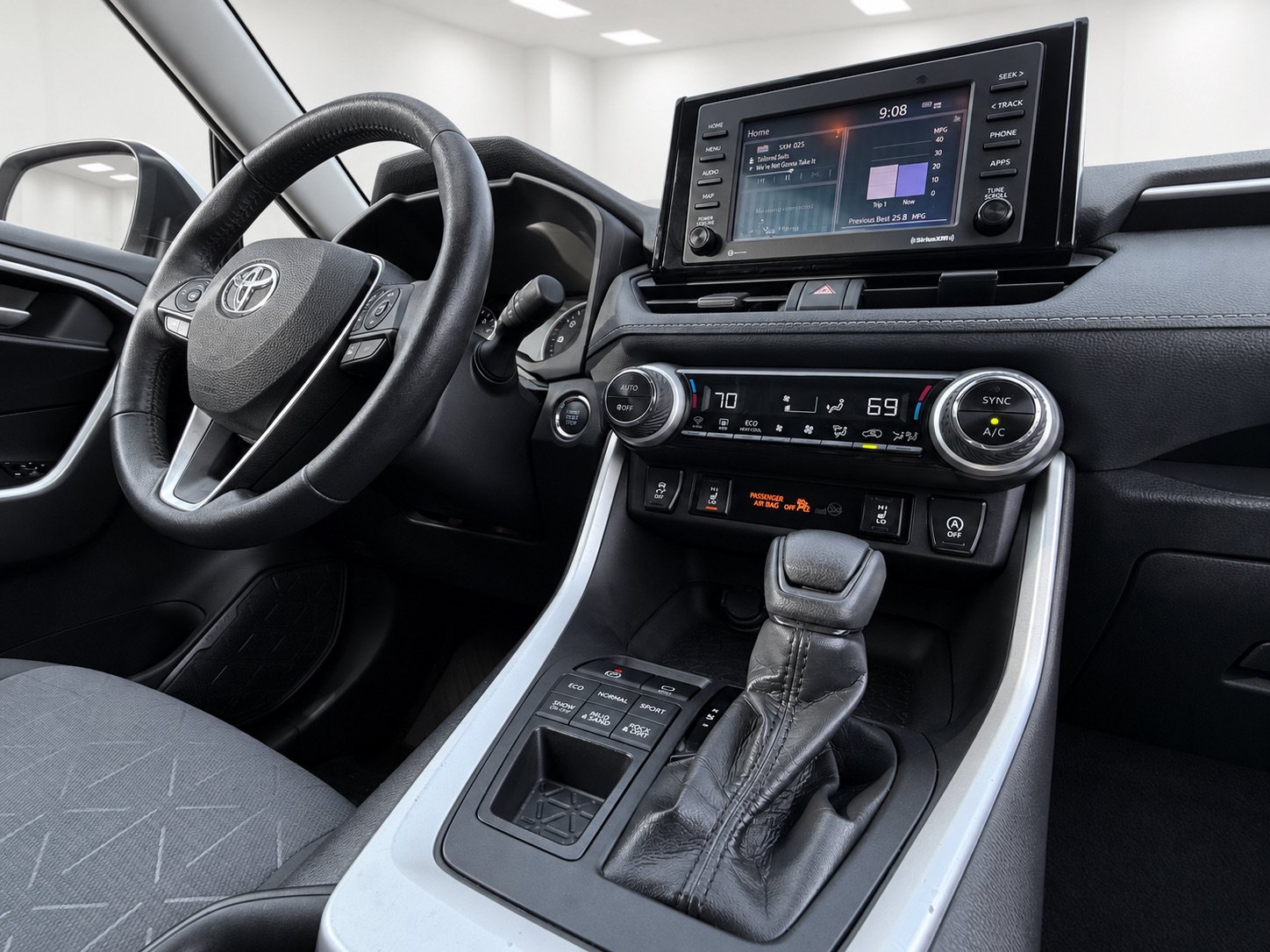 Used 2020 Toyota RAV4 XLE w/ Convenience Package AWD/4WD image 27