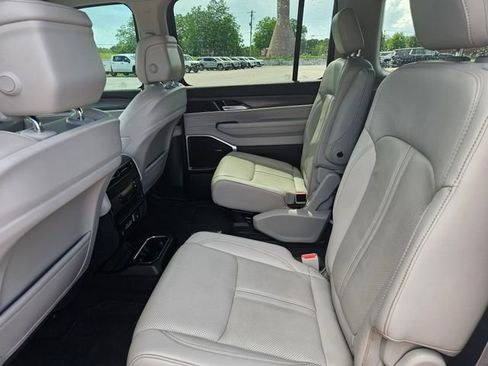 Used 2023 Jeep Wagoneer Series III w/ Preferred Equipment Group AWD/4WD image 25