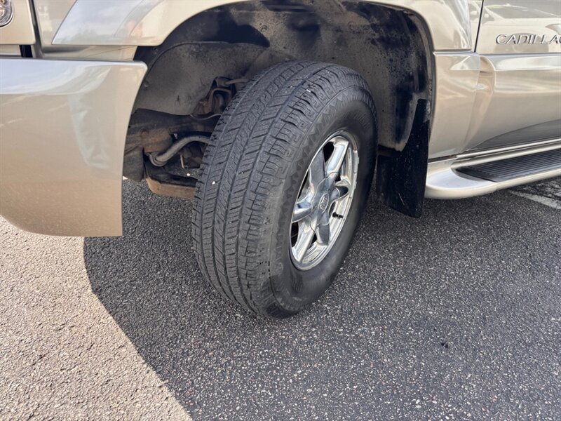 Used 2000 Cadillac Escalade 4WD image 9