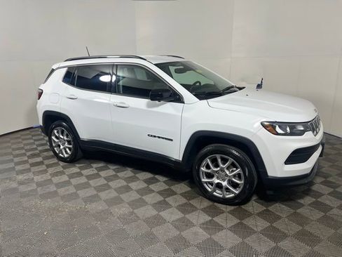Used 2022 Jeep Compass Latitude AWD/4WD image 12