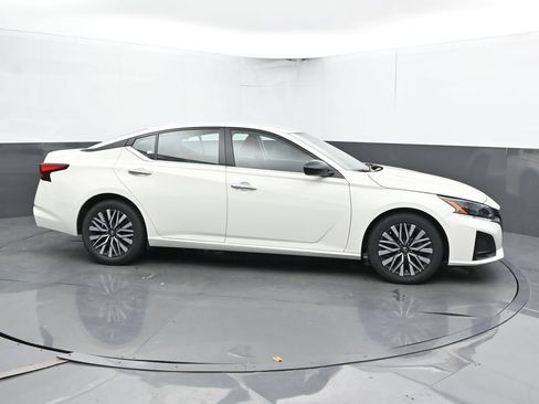 Used 2025 Nissan Altima 2.5 SV FWD image 4