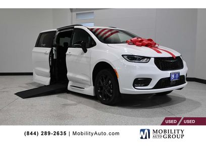 Used 2024 Chrysler Pacifica Touring-L w/ Uconnect Theater Family Group