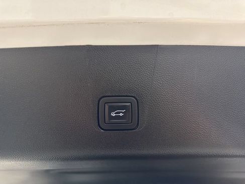 Used 2023 Chevrolet Traverse RS FWD image 20