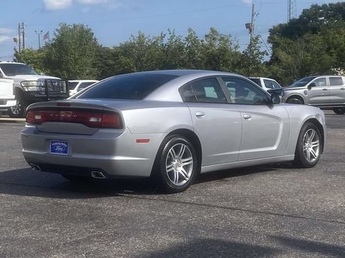 Used 2013 Dodge Charger SE RWD image 3