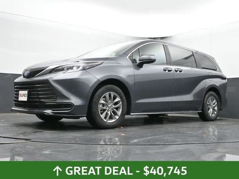 Used 2025 Toyota Sienna LE image 45