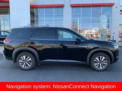 Used 2023 Nissan Pathfinder SL image 2